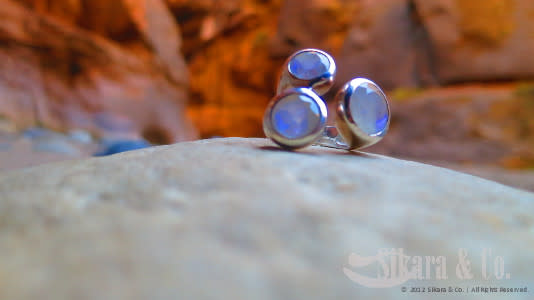 Three Stone Jaipuri Non-Connect Ring White Moonstone