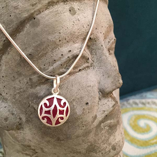 Arabesque Round Cutout Pendant Labradorite