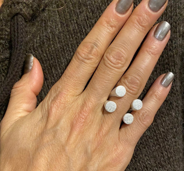 Brushed Gaudi Four Dot Hugger Ring