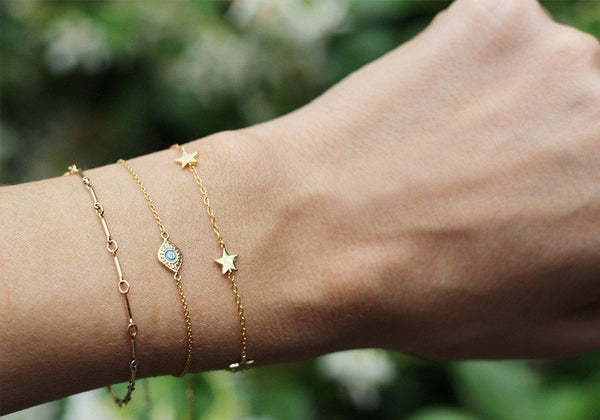 Six tiny little stars hang alongdelicate chain. Works great layered with other bracelets or all alone.
Details:

6 inches long with 2 inch extender
14kt gold